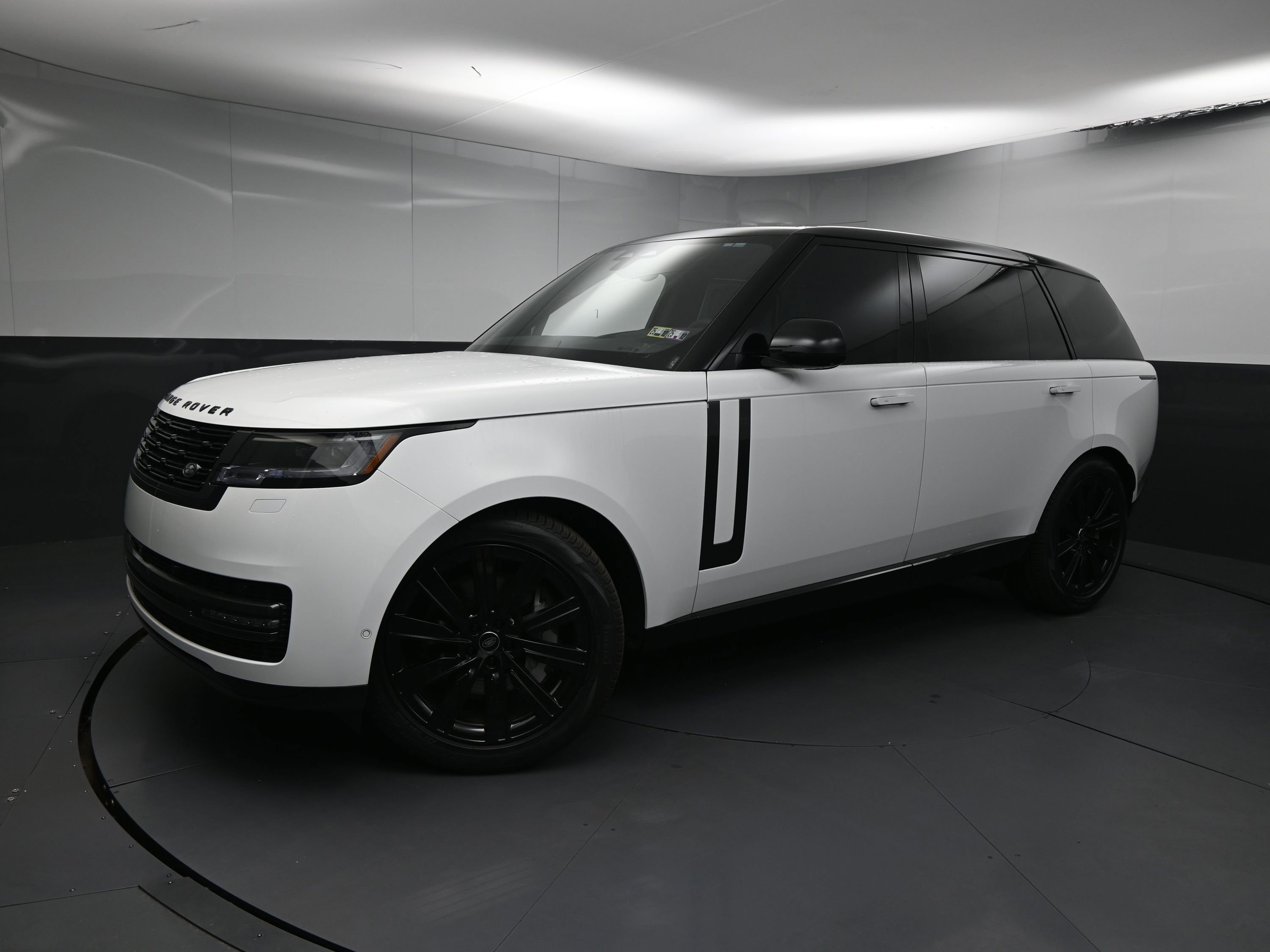 New 2025 Land Rover Range Rover Long Wheelbase SE image 1