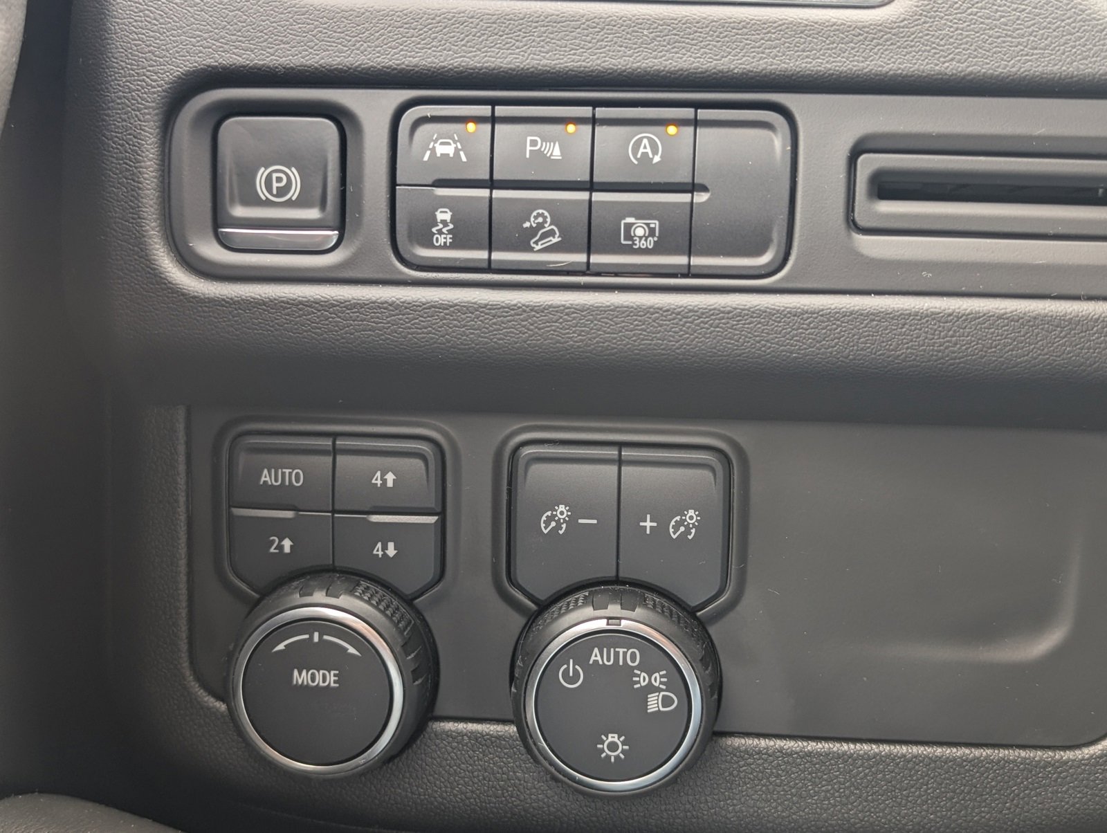 Used 2024 Chevrolet Tahoe Z71 w/ Luxury Package image 16