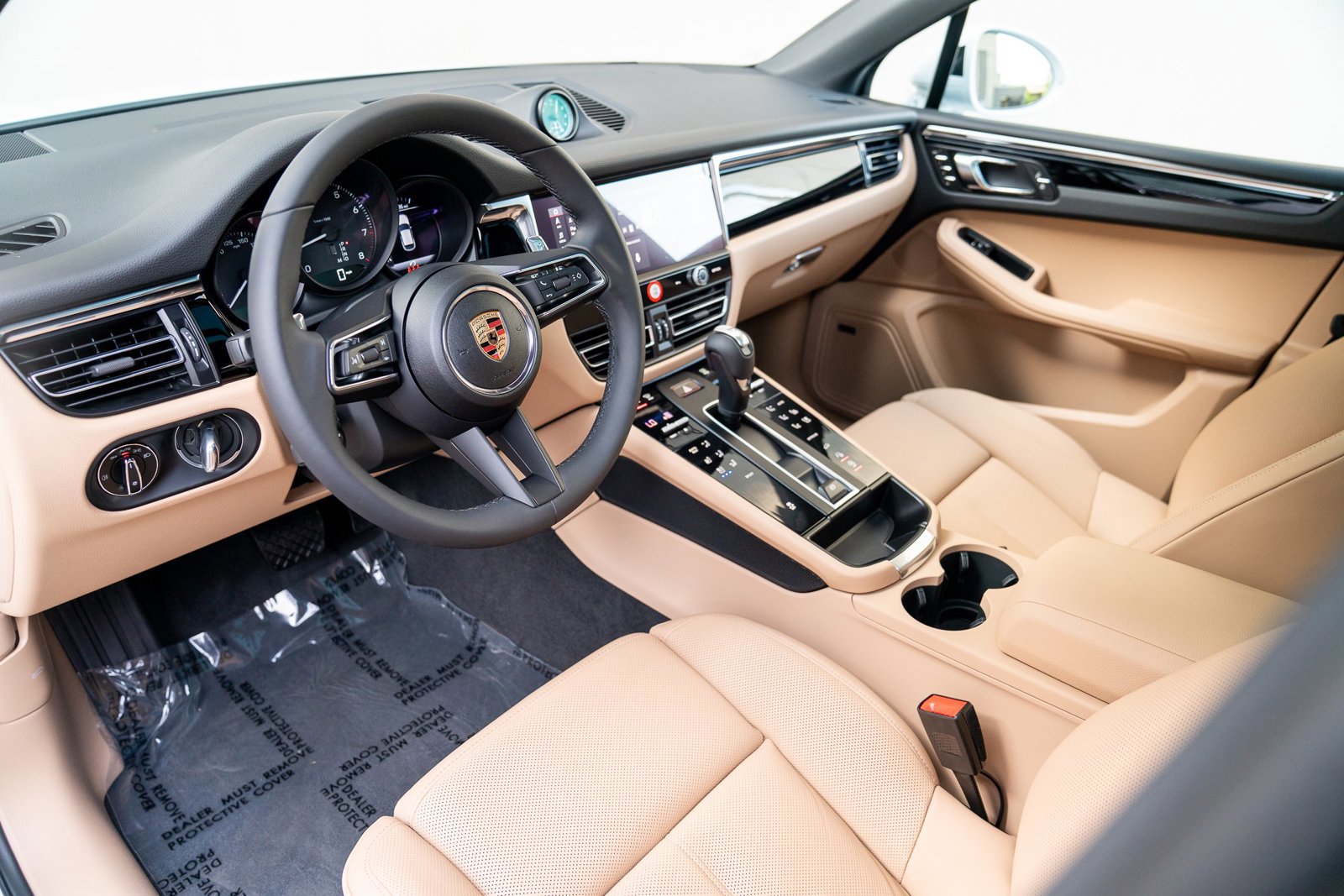 Certified 2025 Porsche Macan image 4