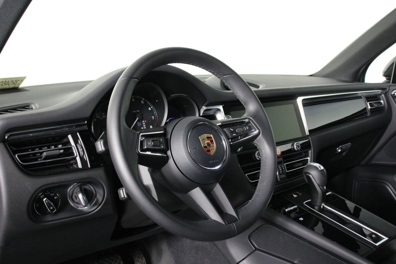 Certified 2025 Porsche Macan image 4
