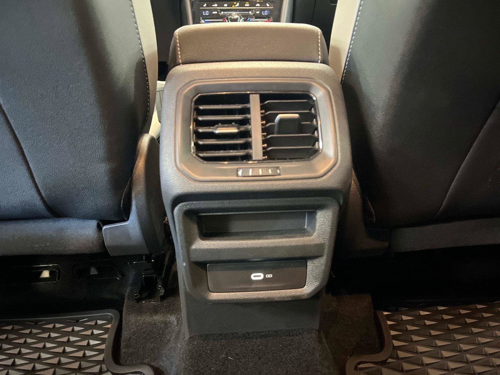 Used 2025 Volkswagen Taos SE image 17