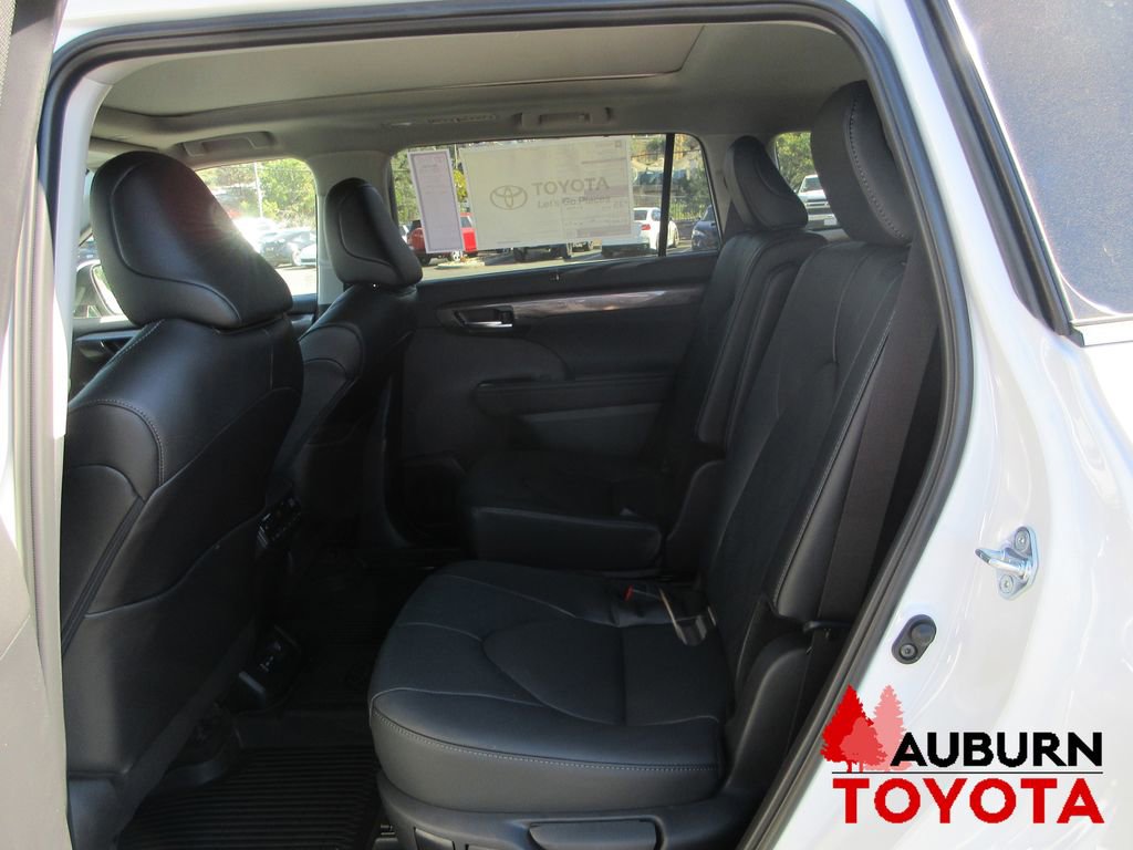 New 2026 Toyota Highlander Platinum image 17