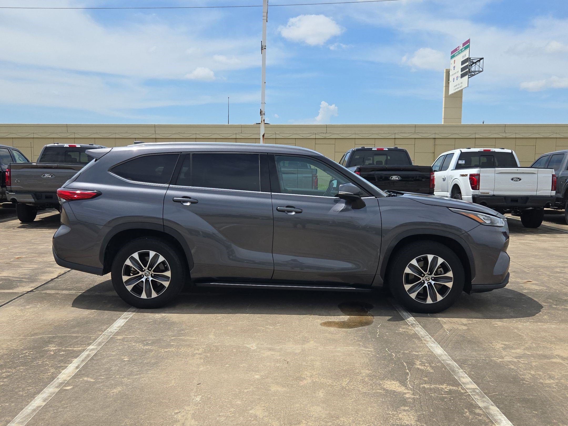 Used 2020 Toyota Highlander XLE FWD image 2