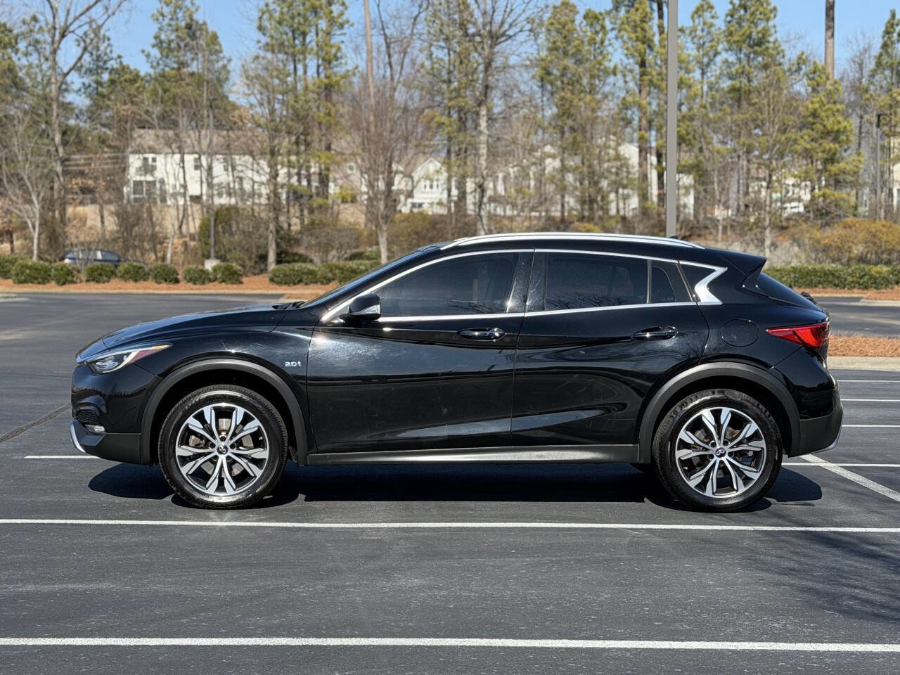 Used 2017 INFINITI QX30 Premium image 6