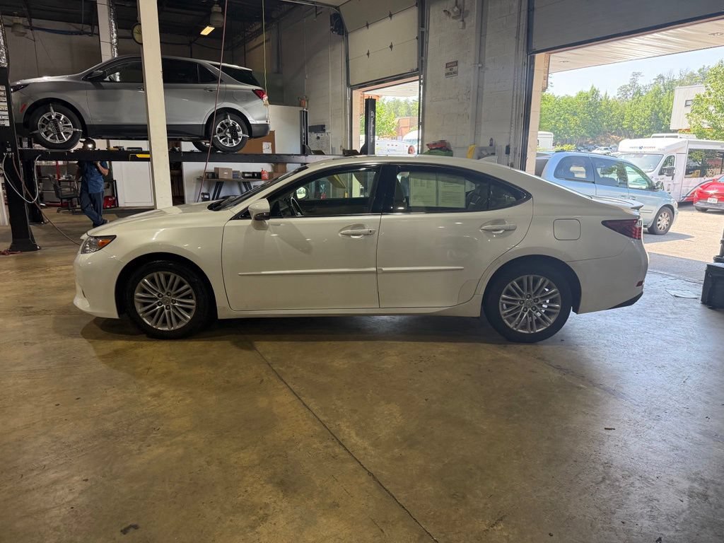Used 2015 Lexus ES 350 w/ Luxury Package FWD image 3