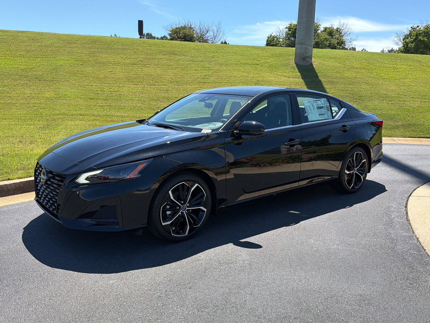 New 2026 Nissan Altima 2.5 SR w/ SR Premium Package FWD image 2