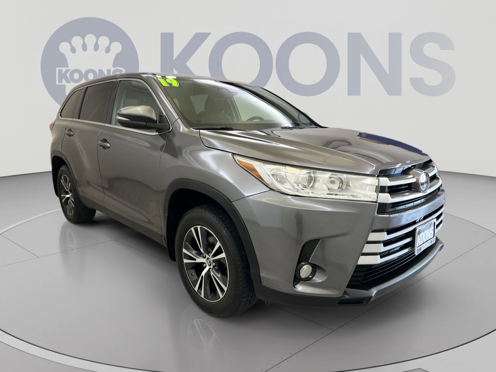 Used 2019 Toyota Highlander Plus AWD/4WD image 2