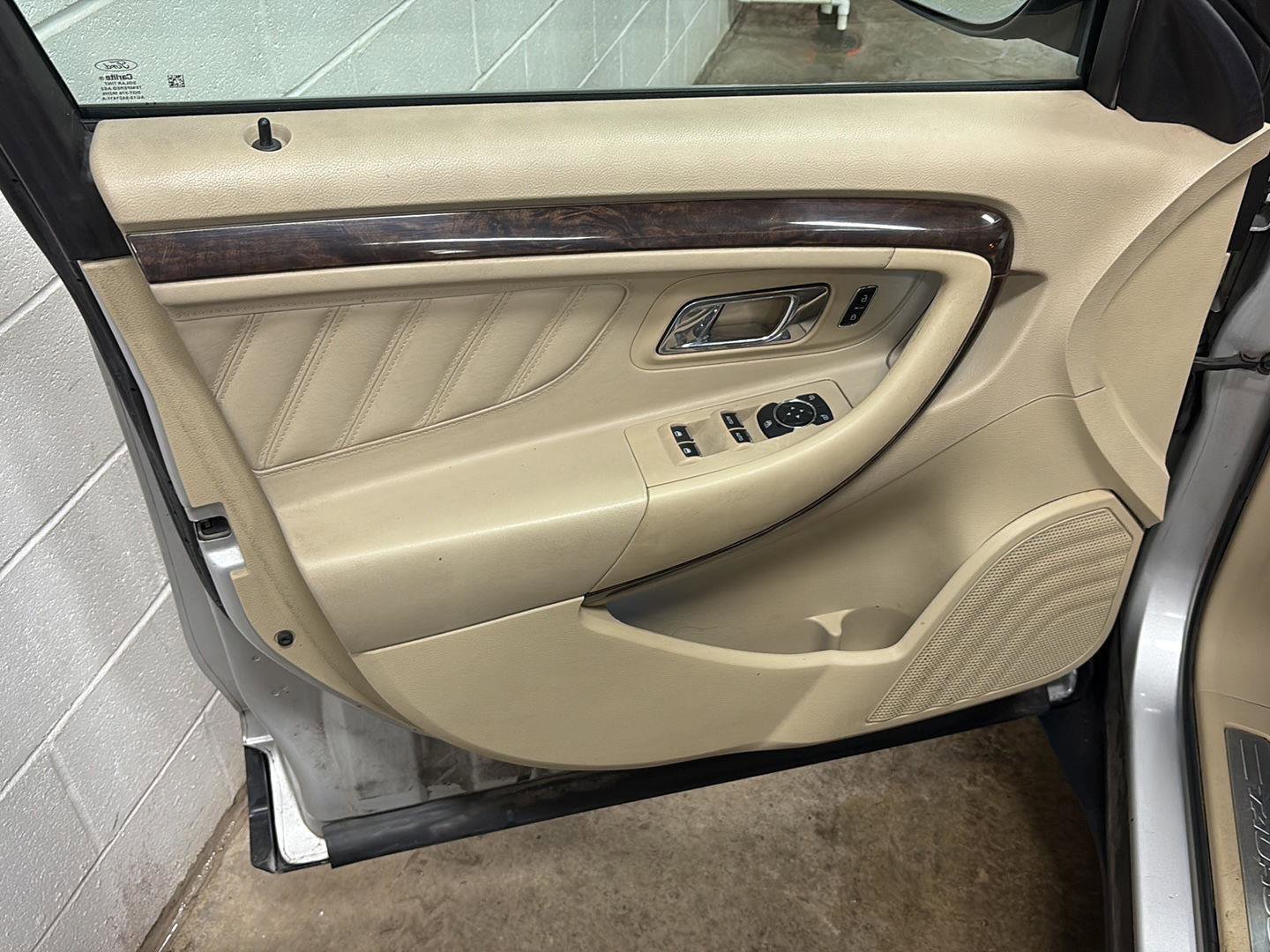 Used 2019 Ford Taurus Limited image 4