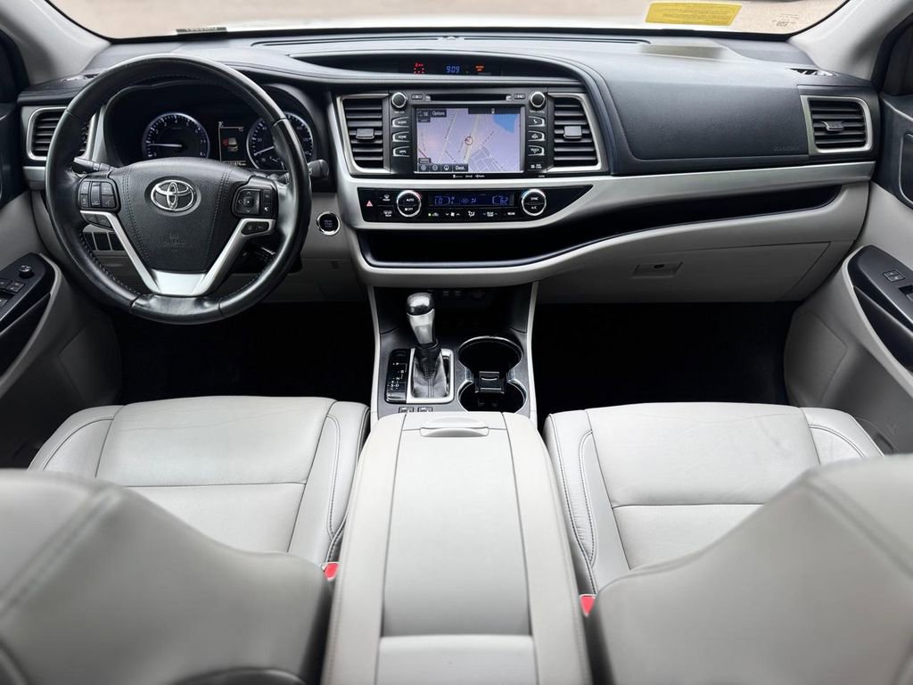 Used 2019 Toyota Highlander XLE AWD/4WD image 12