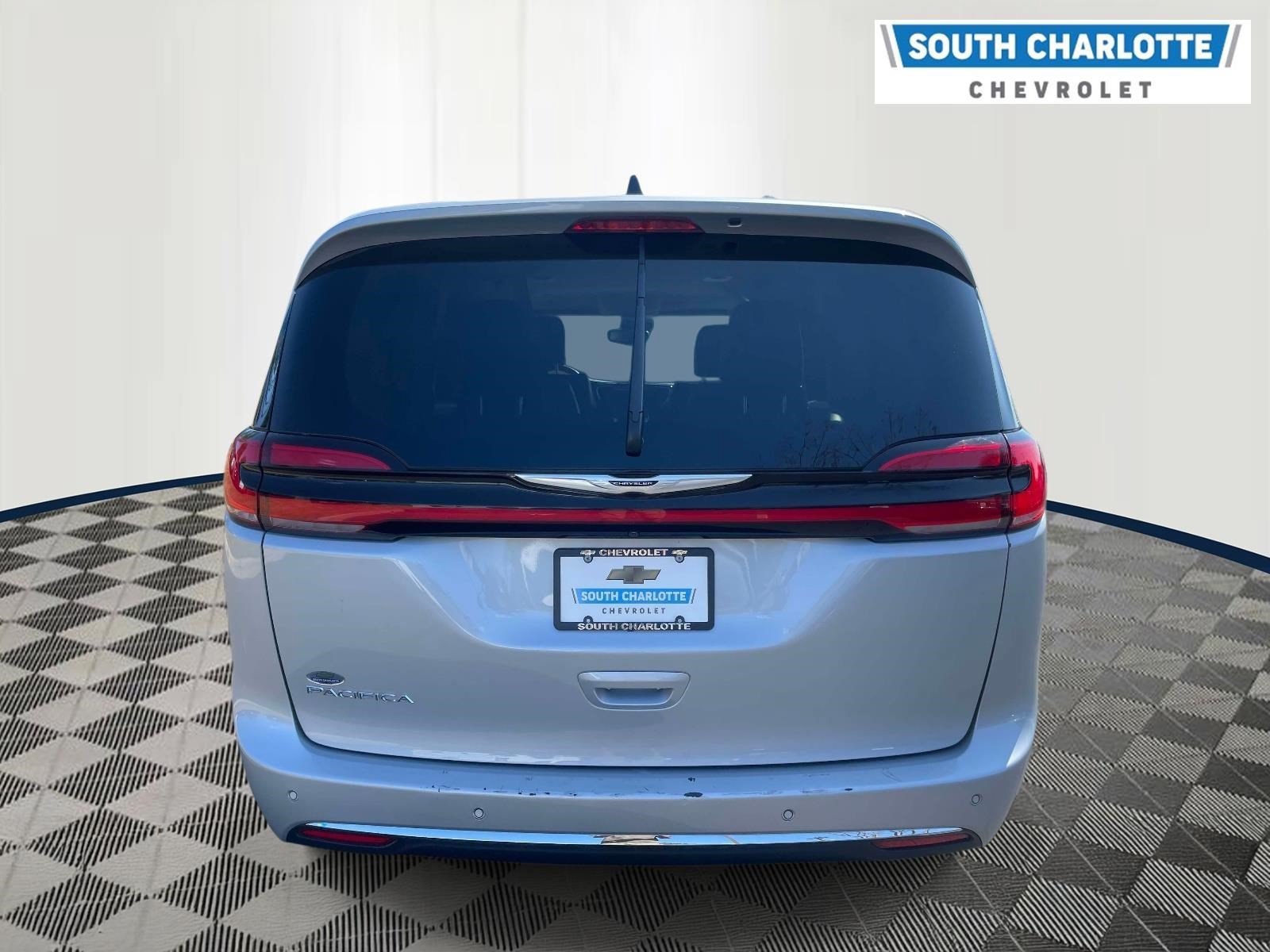 Used 2024 Chrysler Pacifica Touring-L FWD image 5