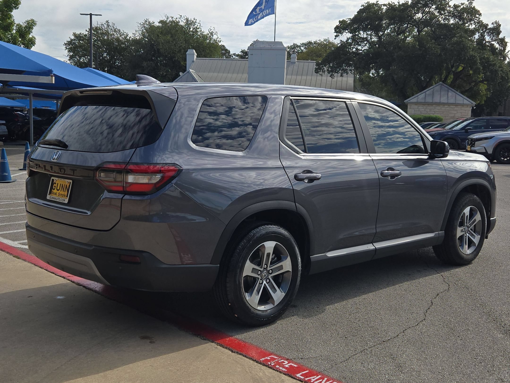 Used 2025 Honda Pilot EX-L image 3