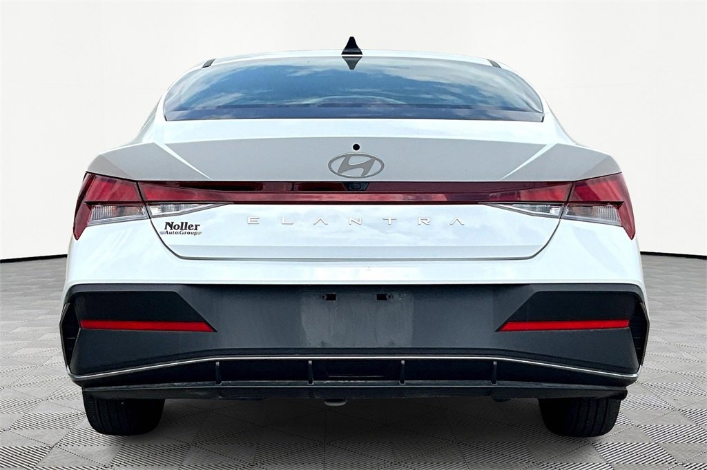 Used 2024 Hyundai Elantra SEL image 4