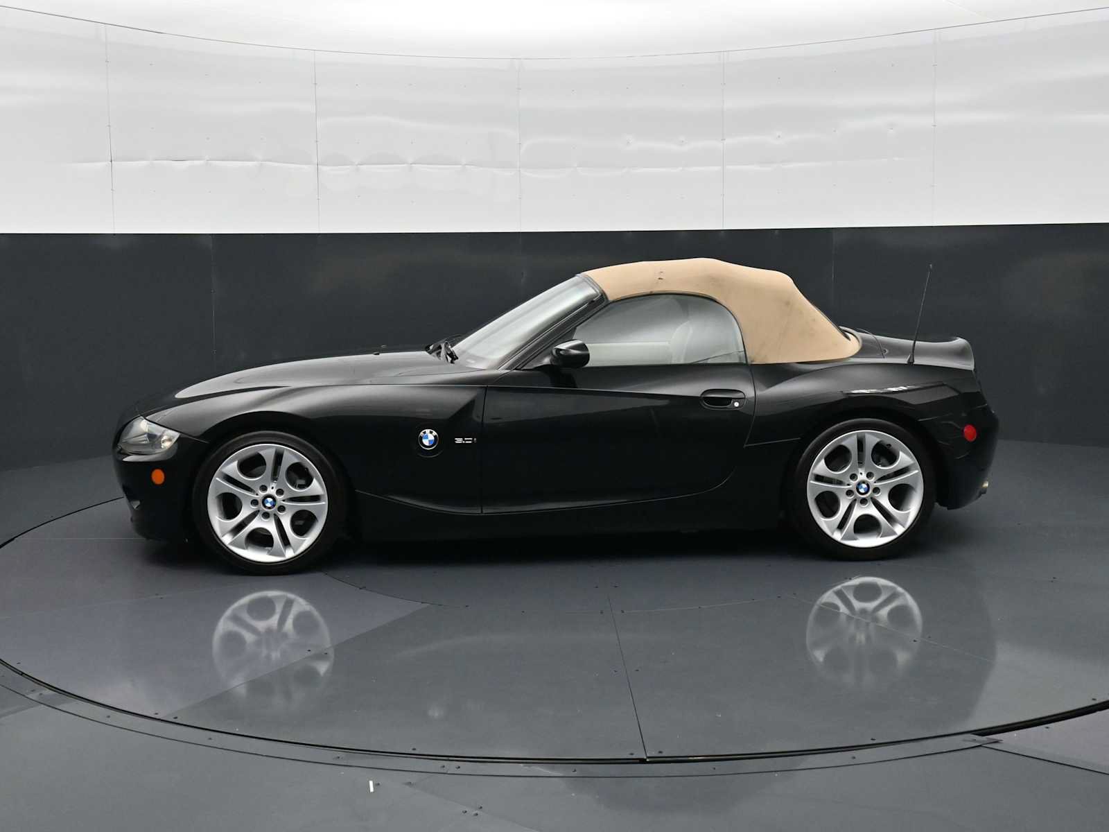 Used 2005 BMW Z4 3.0i RWD image 2