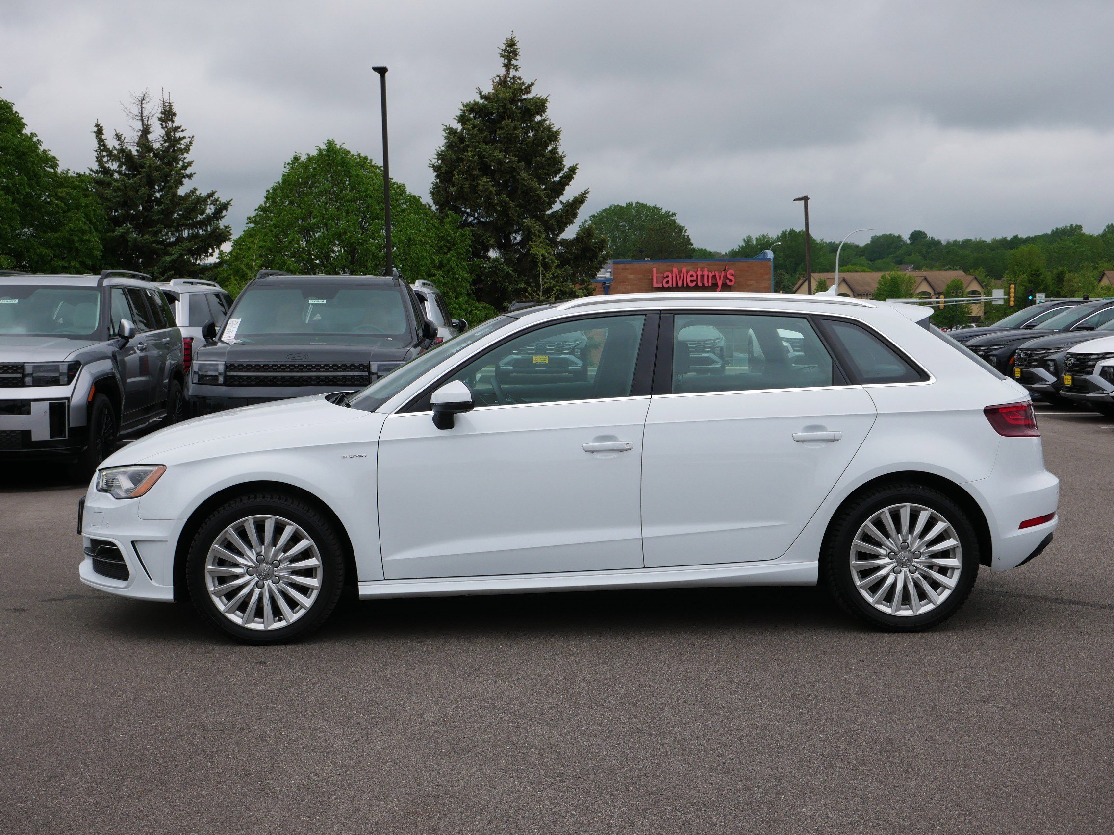 Used 2016 Audi A3 e-tron Premium Plus w/ Premium Plus Package FWD image 4