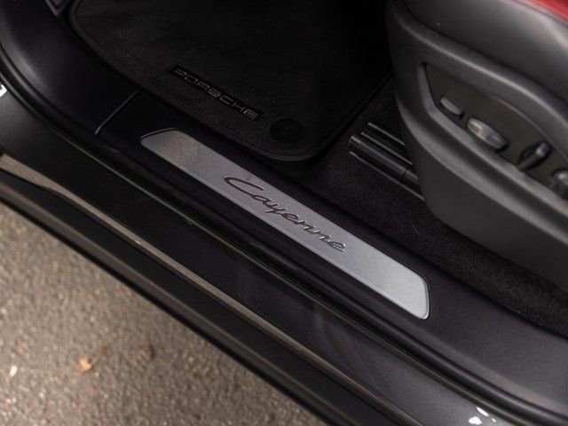 Certified 2025 Porsche Cayenne Coupe AWD/4WD image 26