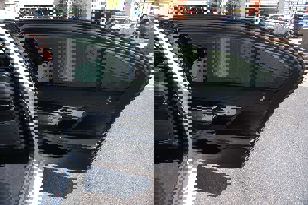 Used 2021 BMW 750i xDrive w/ M Sport Package image 35