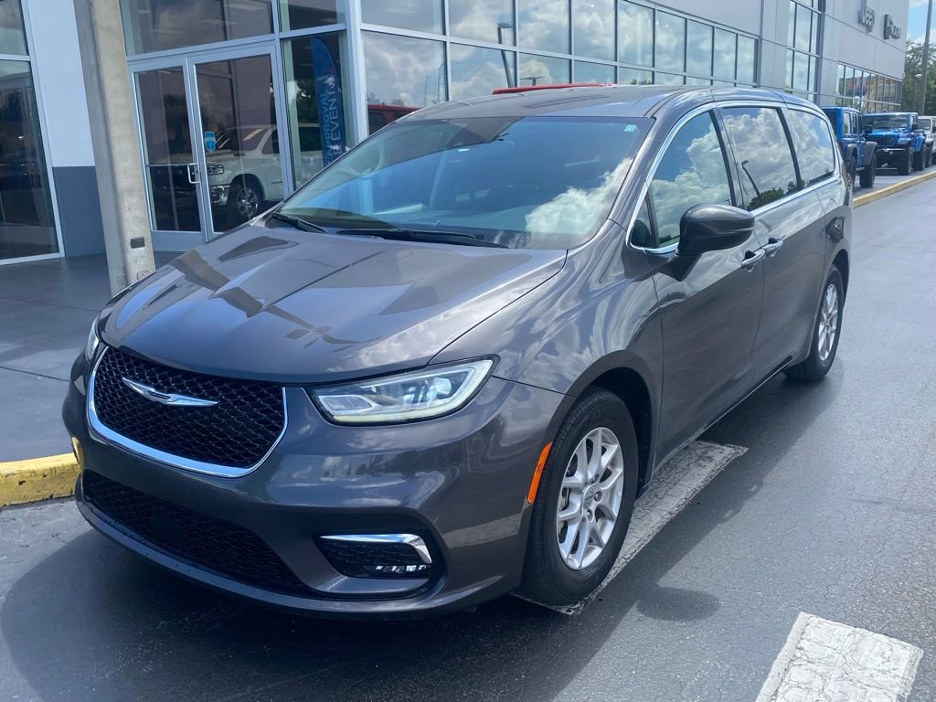 Used 2023 Chrysler Pacifica Touring-L FWD image 4