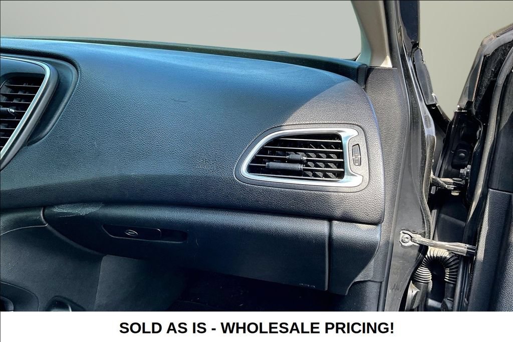 Used 2015 Chrysler 200 Limited FWD image 24