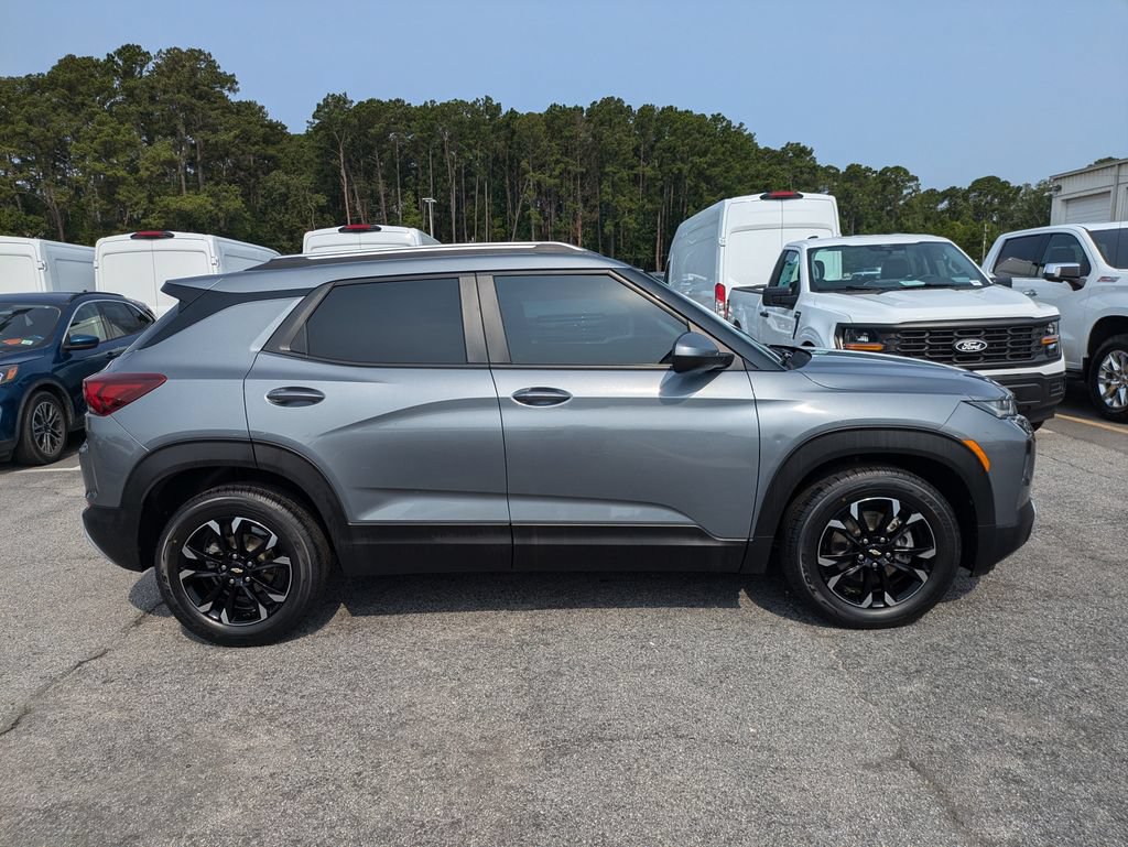 Used 2022 Chevrolet TrailBlazer LT w/ Convenience Package FWD image 3
