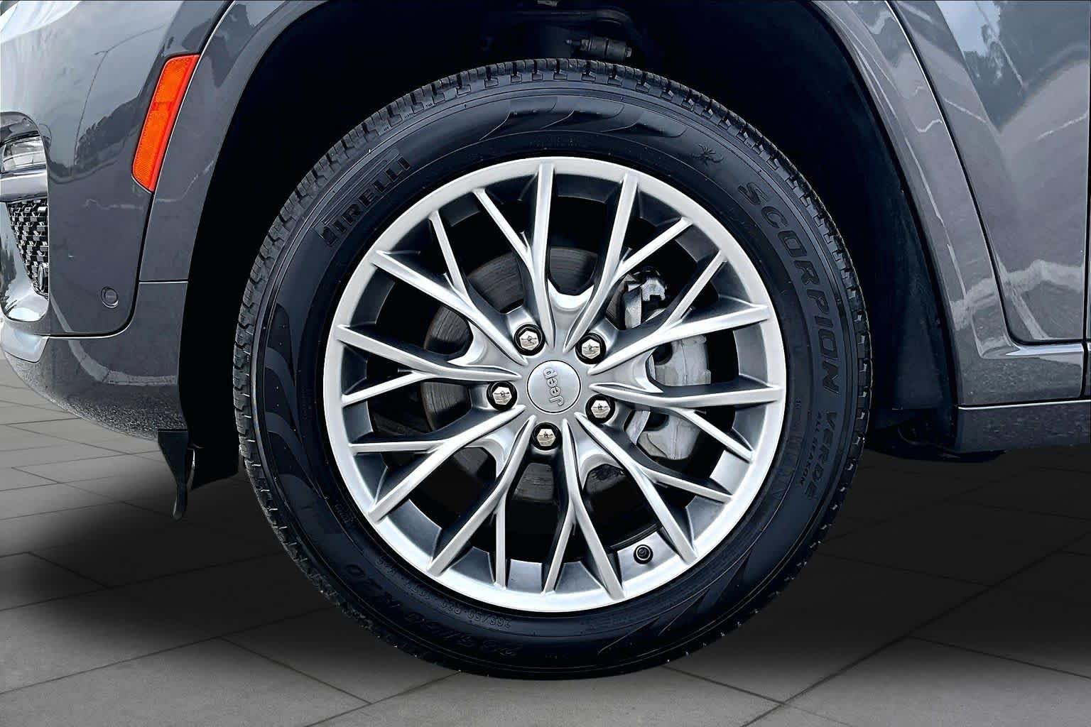 Used 2025 Jeep Grand Cherokee Summit AWD/4WD image 11