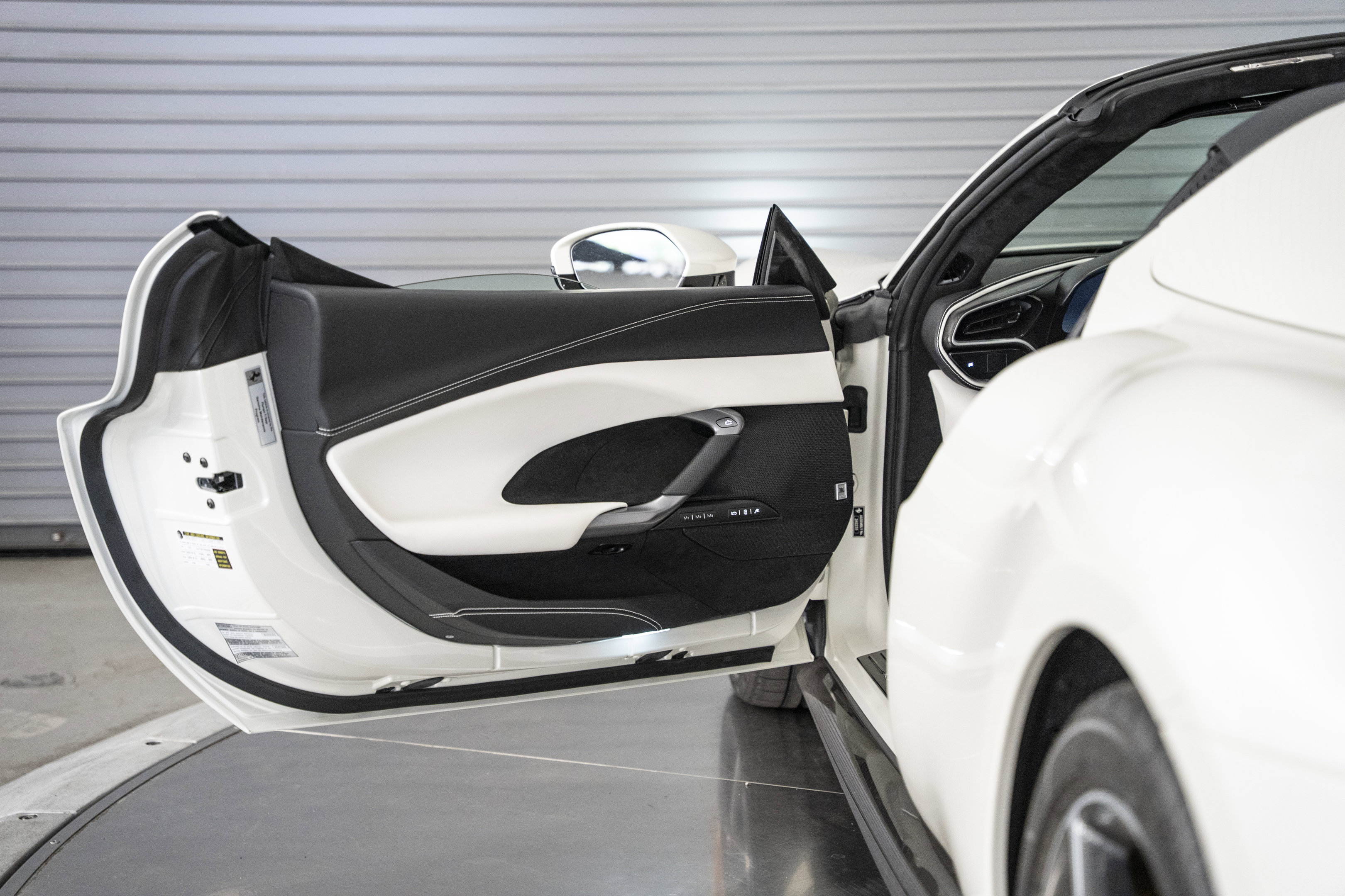 Used 2025 Ferrari 296 GTS image 30