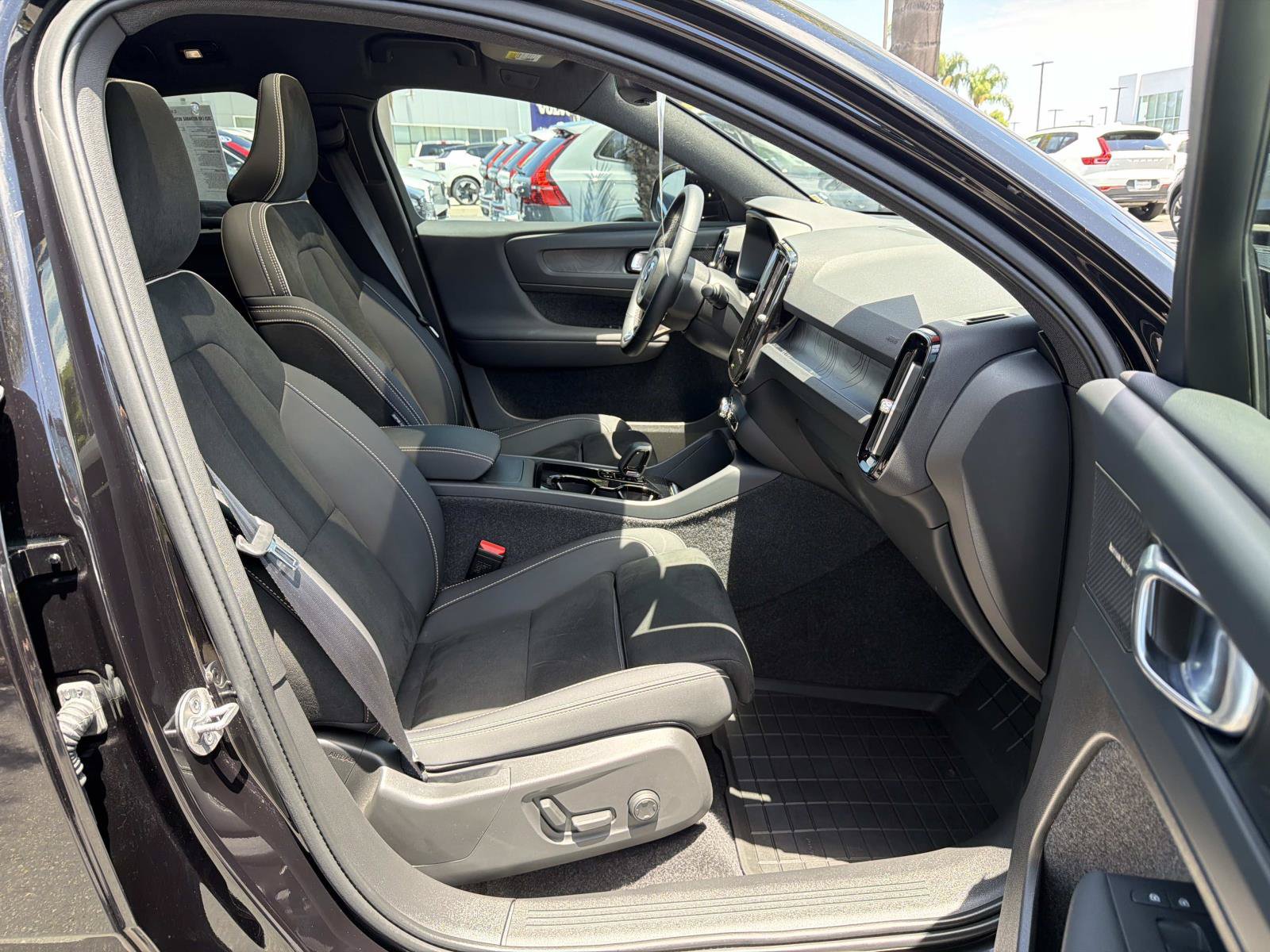 Certified 2023 Volvo C40 P8 Recharge Ultimate w/ Protection Package Premier AWD/4WD image 25