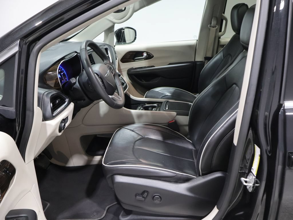 Certified 2024 Chrysler Pacifica Limited FWD image 13