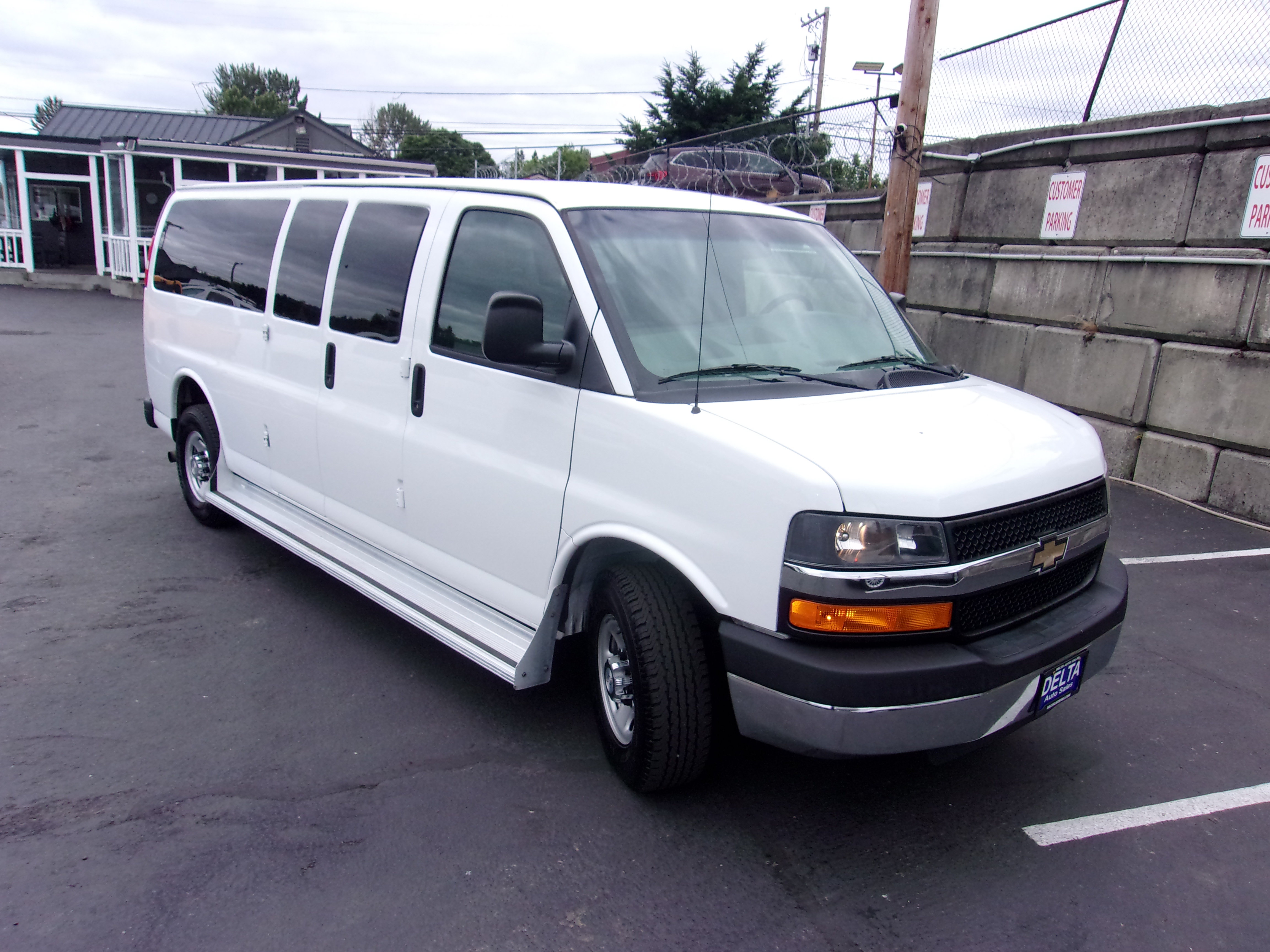 Used 2016 Chevrolet Express 3500 LT w/ LT Preferred Equipment Group RWD image 5
