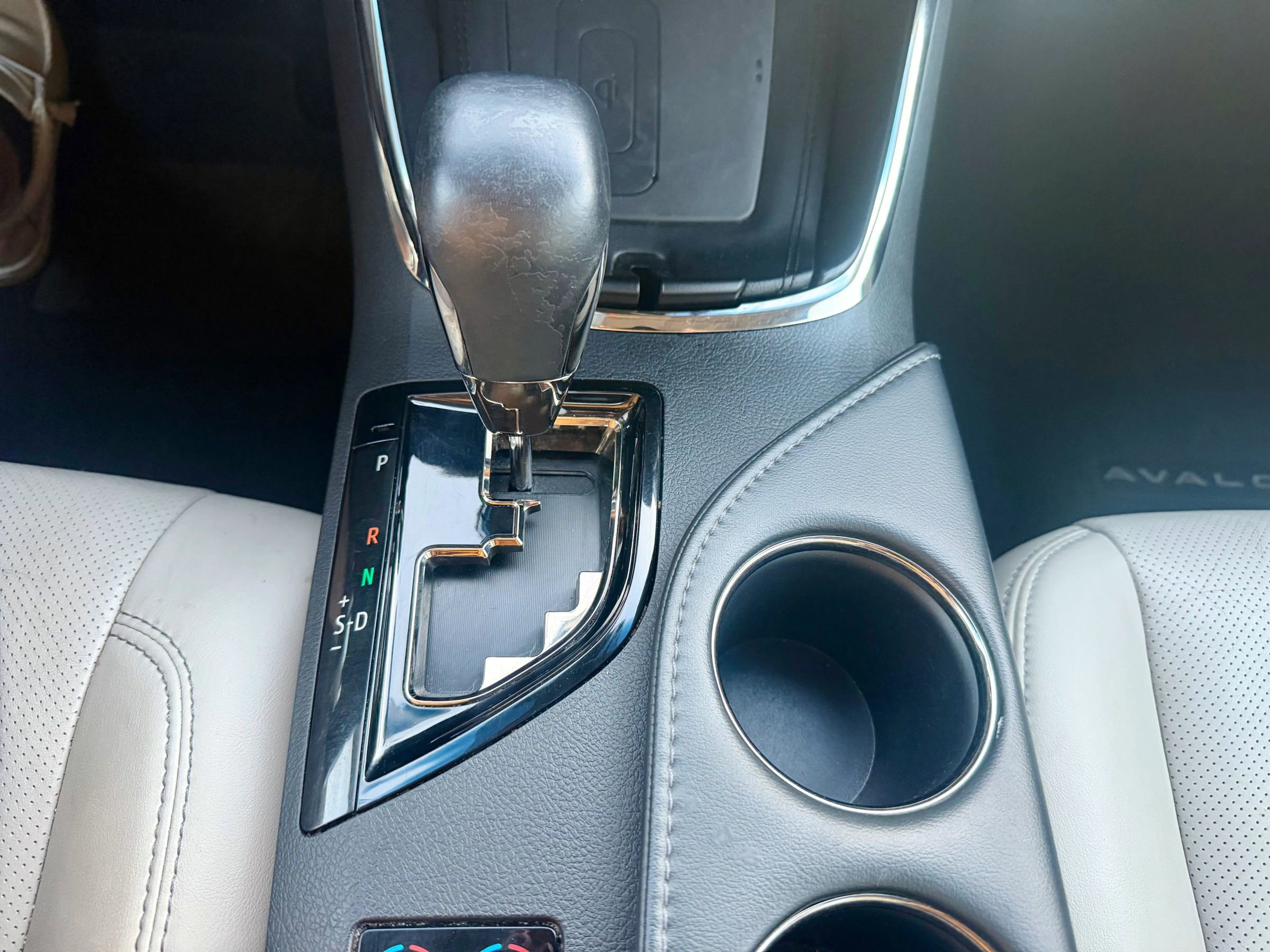 Used 2018 Toyota Avalon Limited image 17