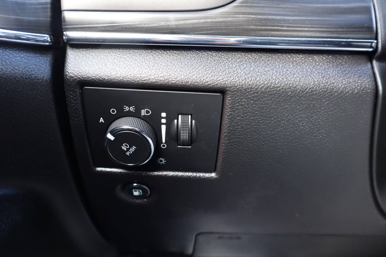 Used 2019 Jeep Grand Cherokee Limited AWD/4WD image 17