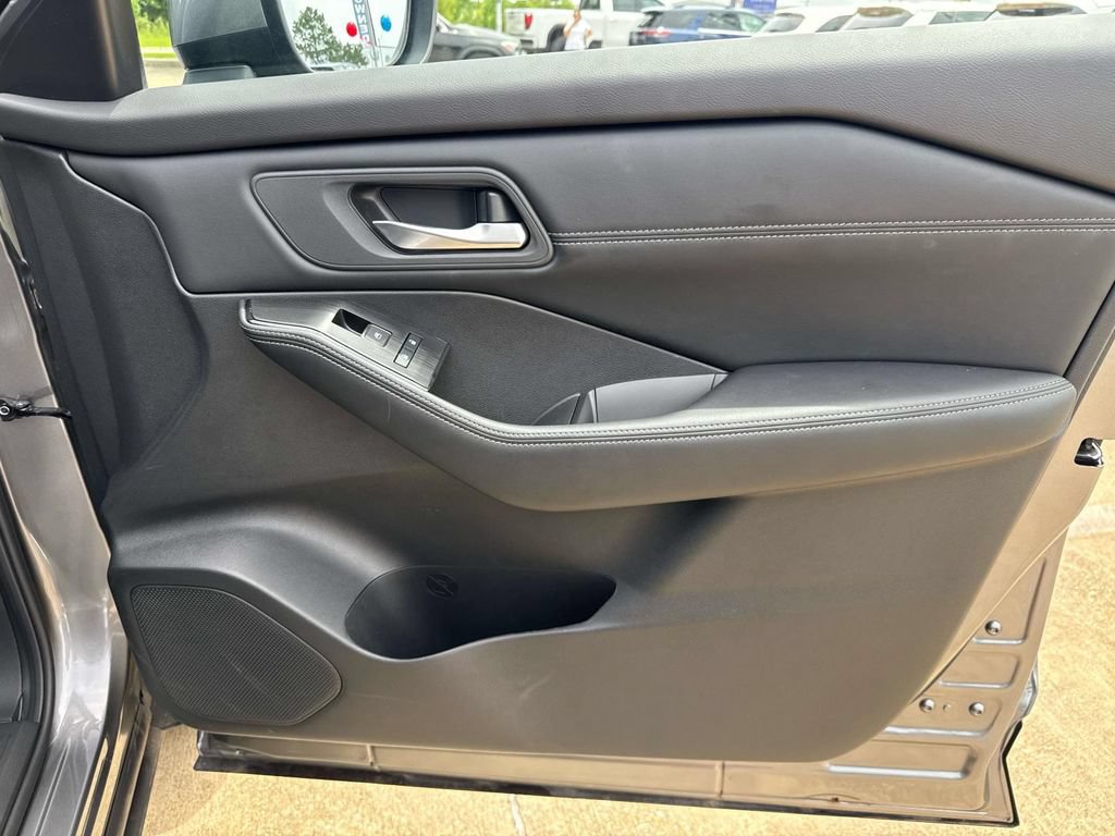 Used 2025 Nissan Rogue SL FWD image 18