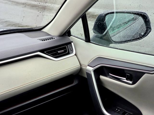 Used 2019 Toyota RAV4 Limited image 22