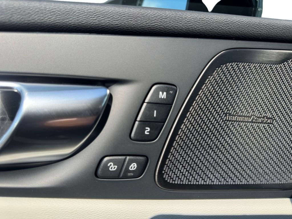 New 2027 Volvo XC60 B5 Ultra AWD/4WD image 12