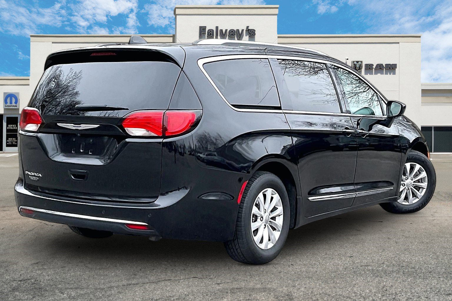 Used 2019 Chrysler Pacifica Touring-L image 2