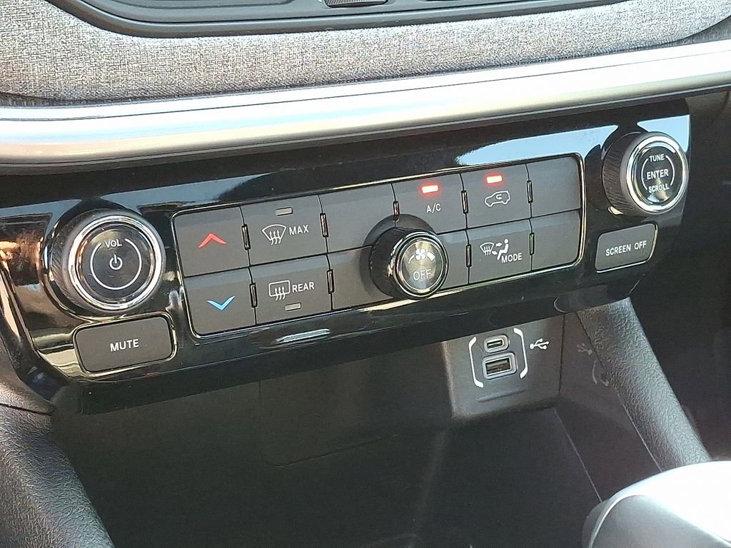 Used 2024 Jeep Compass Latitude w/ Sun and Sound Group image 16