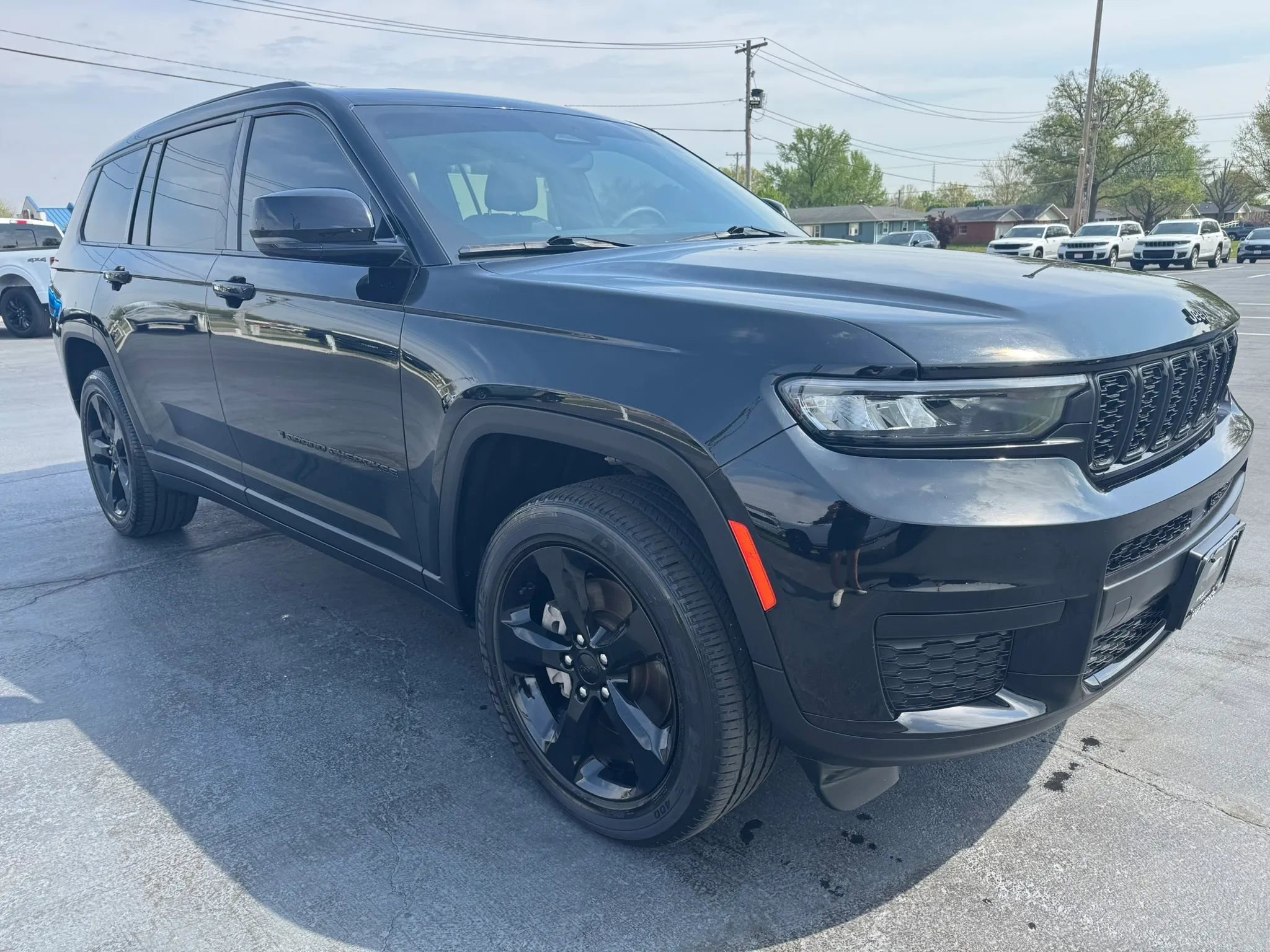 Used 2023 Jeep Grand Cherokee L Laredo image 16