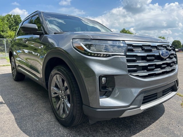 Used 2025 Ford Explorer Active w/ Active Comfort Package image 3