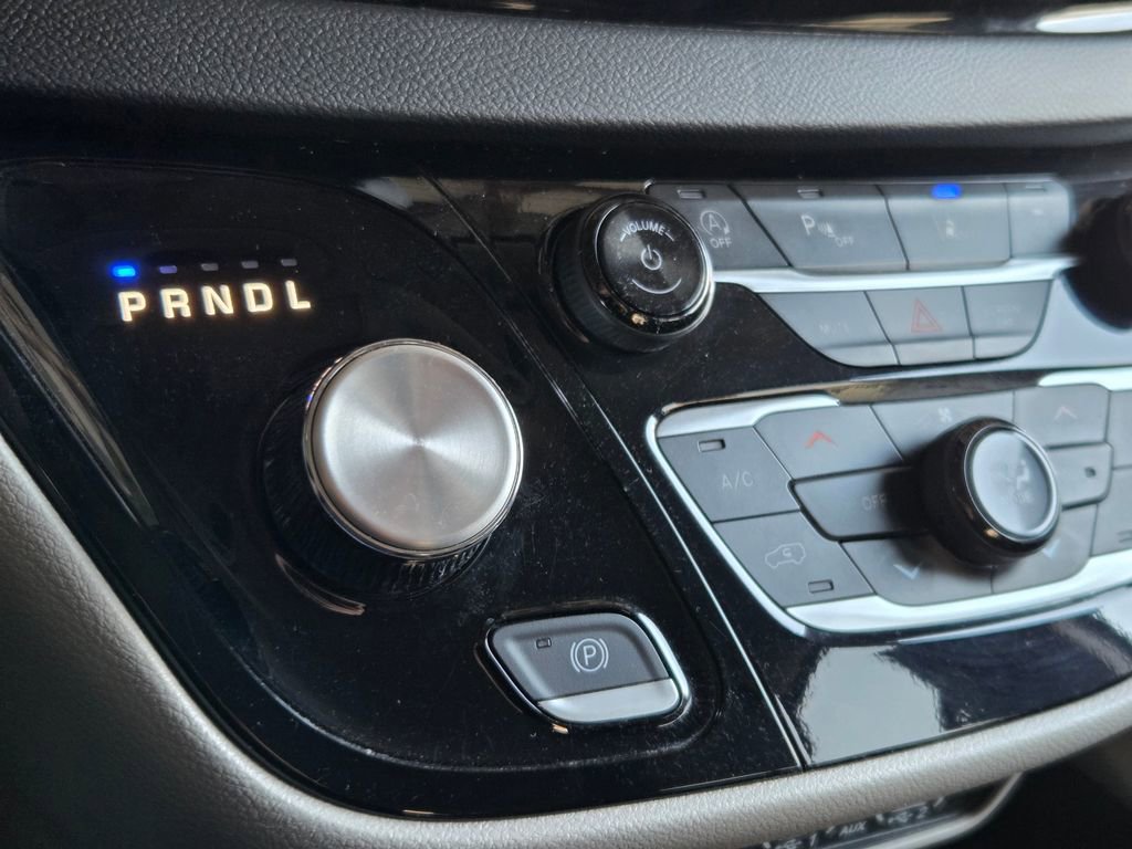 Used 2024 Chrysler Pacifica Touring-L FWD image 8