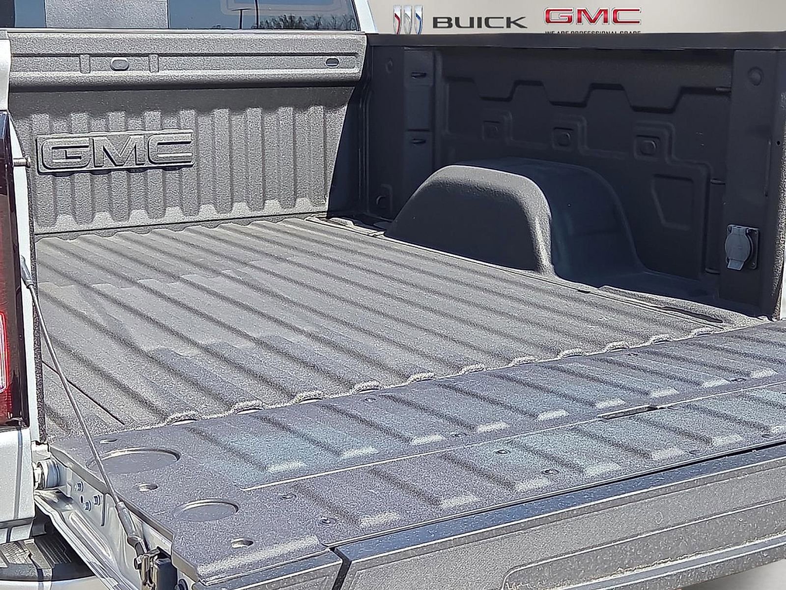 Certified 2022 GMC Sierra 1500 Elevation w/ Elevation Premium Package image 9