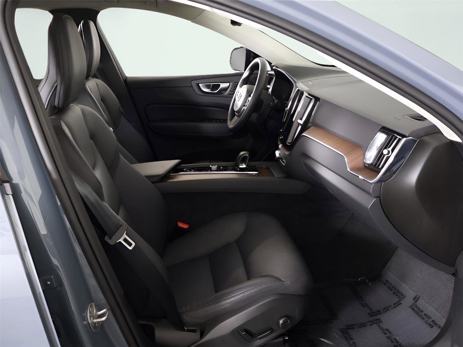 Used 2024 Volvo XC60 B5 Plus image 32
