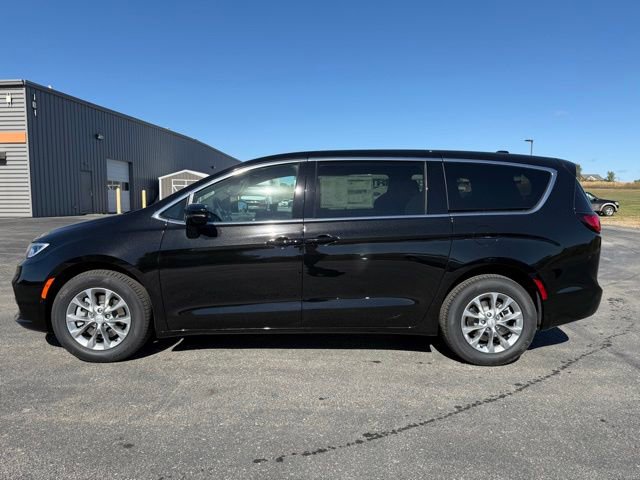 New 2026 Chrysler Pacifica Select image 3