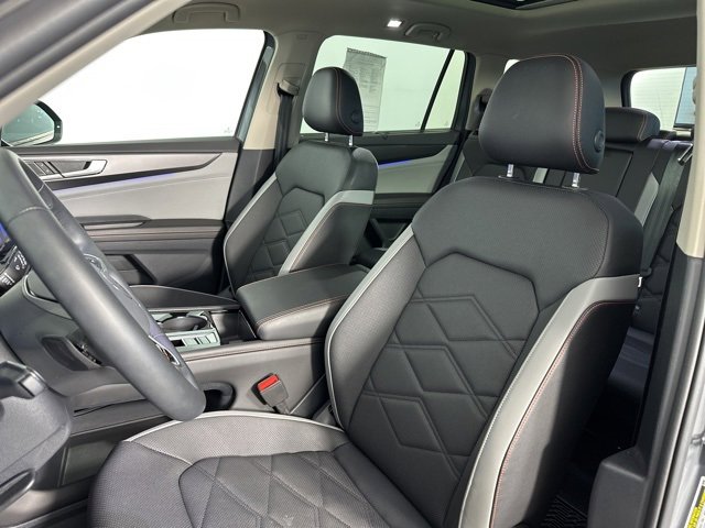 Used 2025 Volkswagen Atlas Peak Edition SE image 13