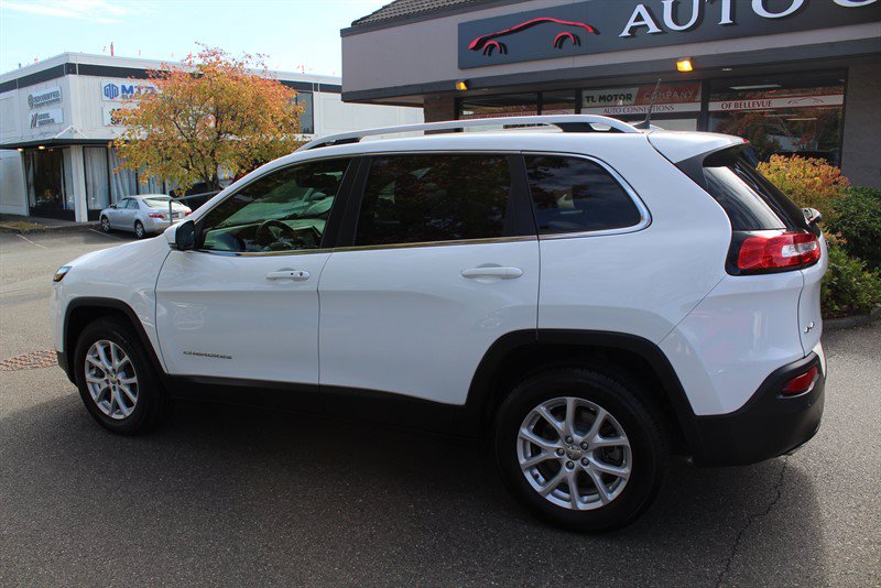 Used 2017 Jeep Cherokee Latitude w/ Comfort/Convenience Group AWD/4WD image 3