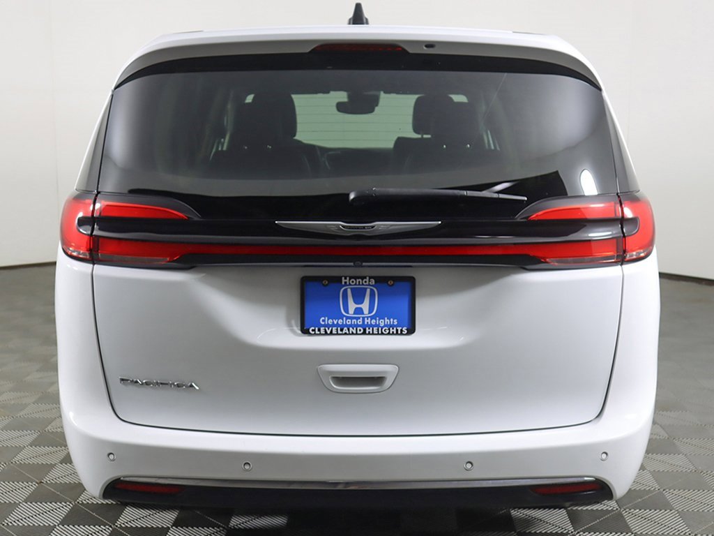 Used 2024 Chrysler Pacifica Touring-L image 12