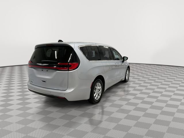 Used 2024 Chrysler Pacifica Touring-L image 10