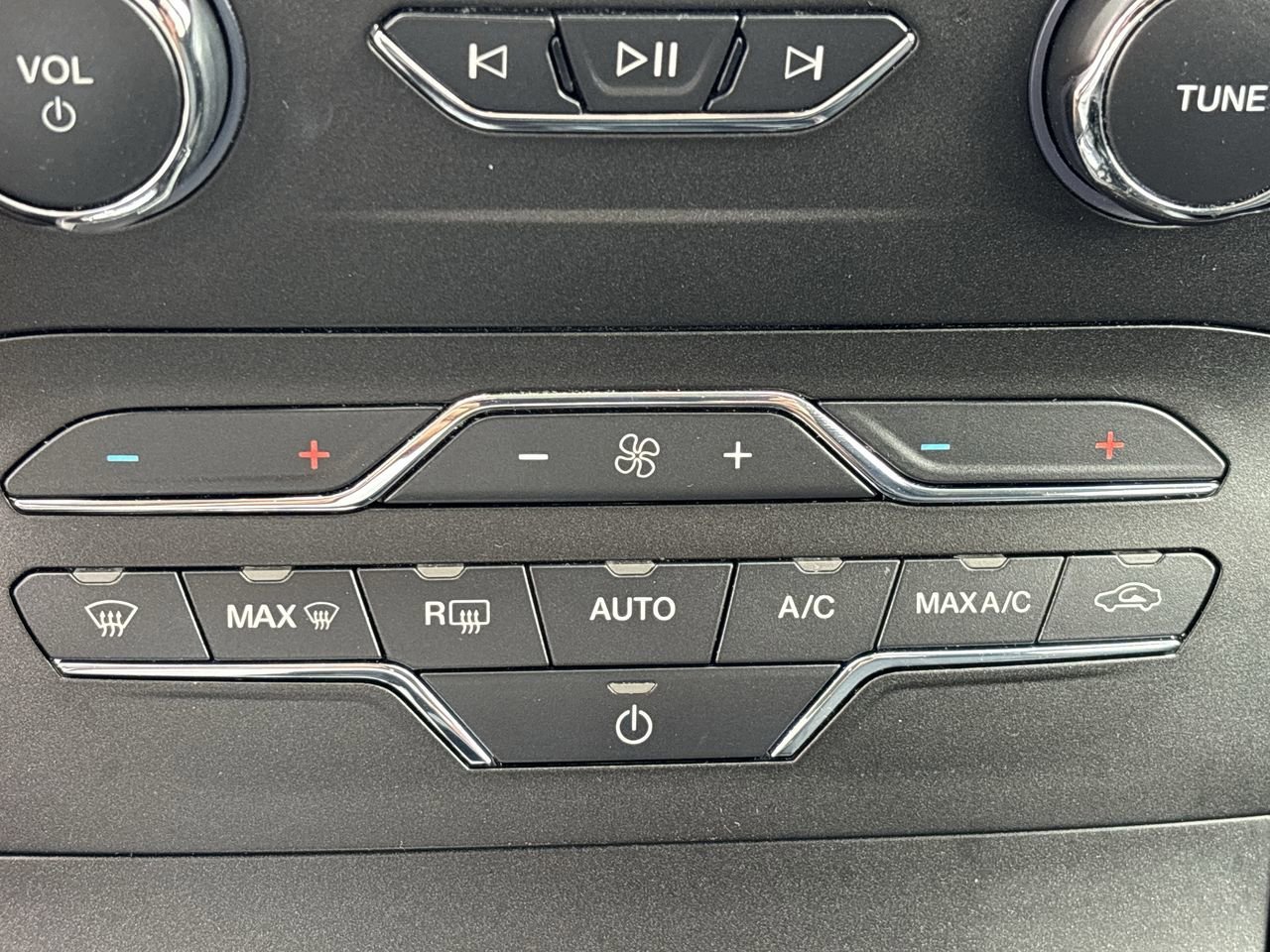 Used 2020 Ford Edge SE image 22