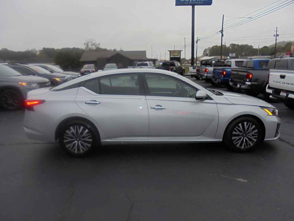 Used 2023 Nissan Altima 2.5 SV image 2