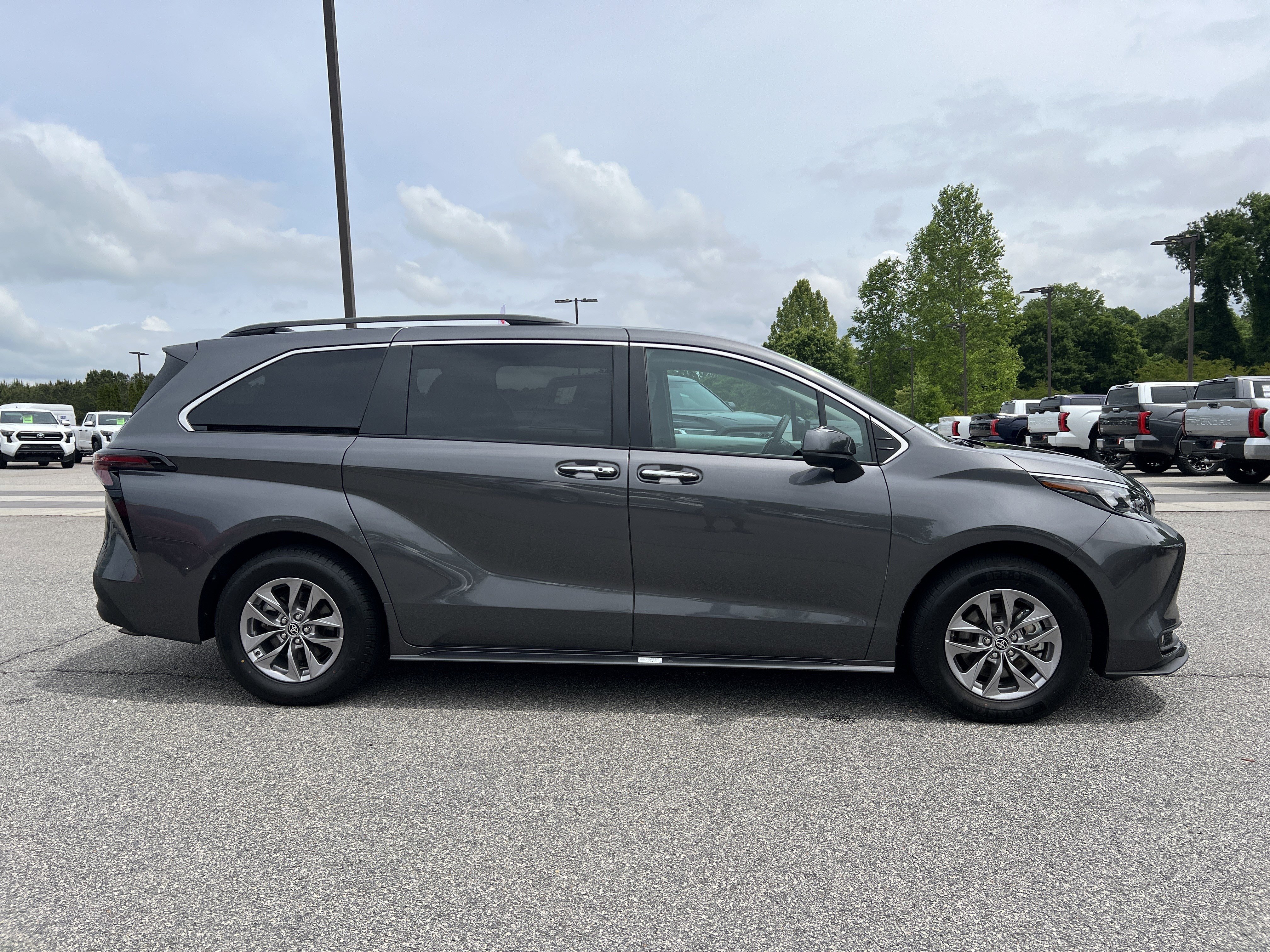 Certified 2025 Toyota Sienna XLE FWD image 21