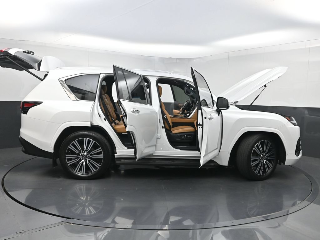 Used 2023 Lexus LX 600 4WD w/ Luxury Package image 39