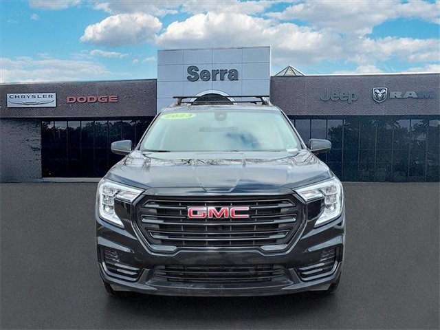 Used 2023 GMC Terrain SLE w/ Driver Convenience Package image 2